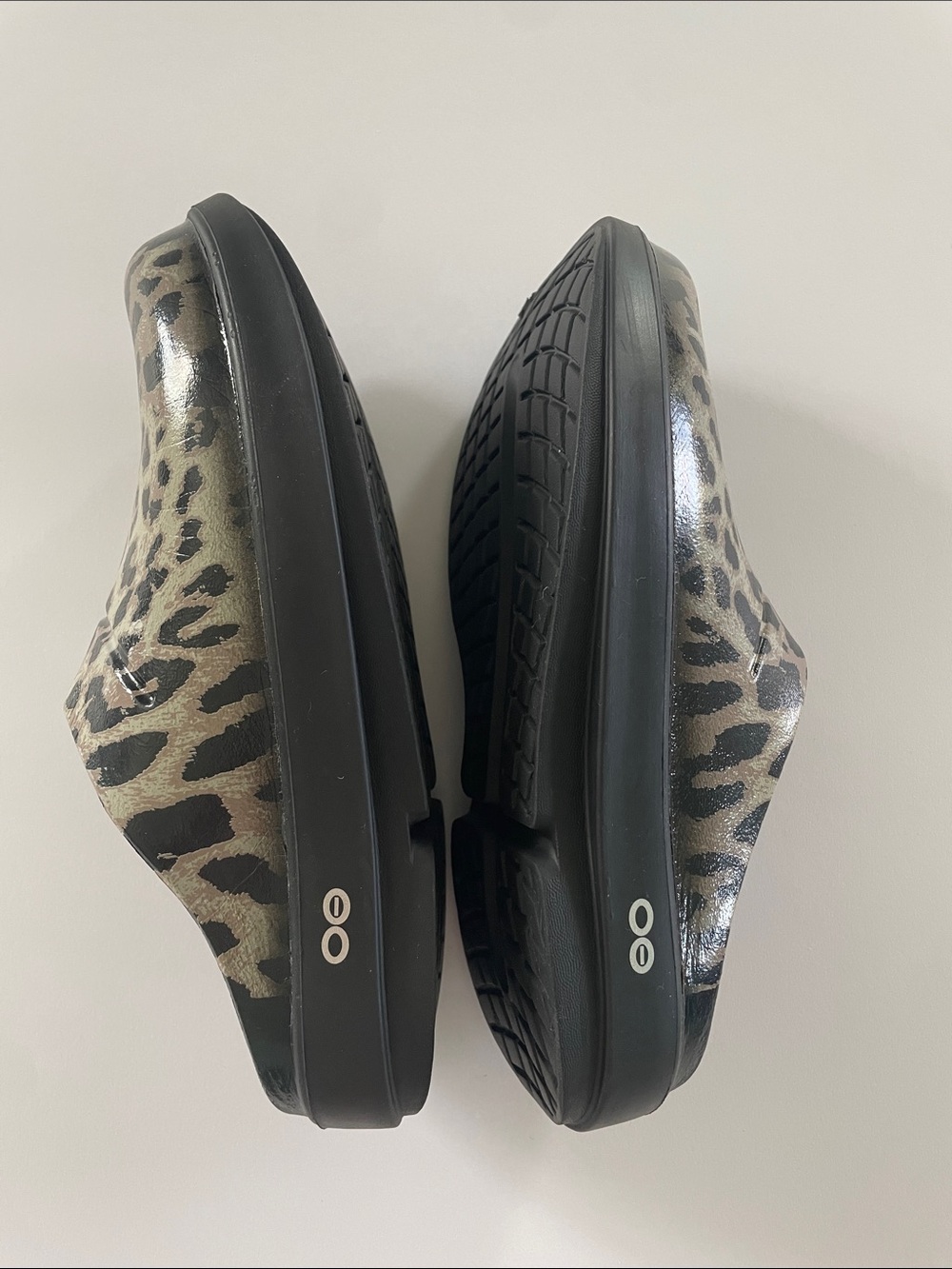 OOFOS NWOT Leopard Print Clogs in Black and Tan Size 8 - Picture 5 of 12